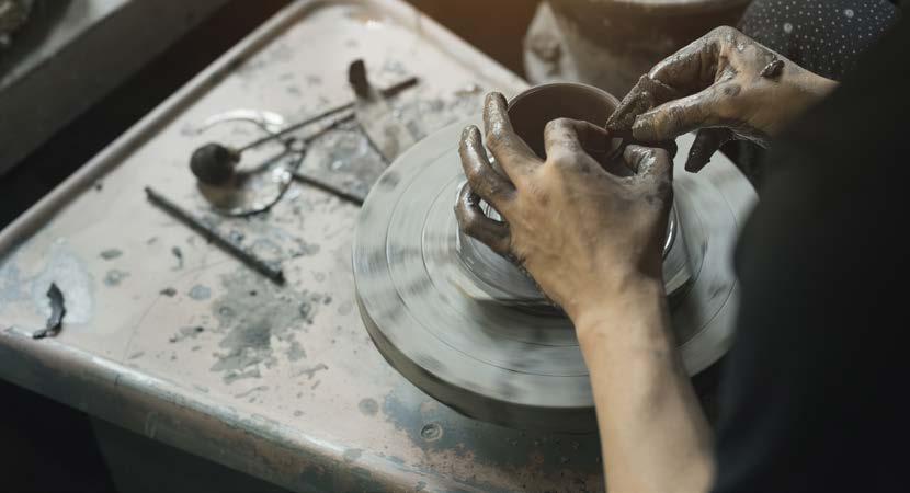 Konsthantverk Järnsmide Testa det tusenåriga hantverket att forma varmt järn med hjälp av hammare och städ. Du får lära dig de grundläggande momenten för att bearbeta glödande metall.