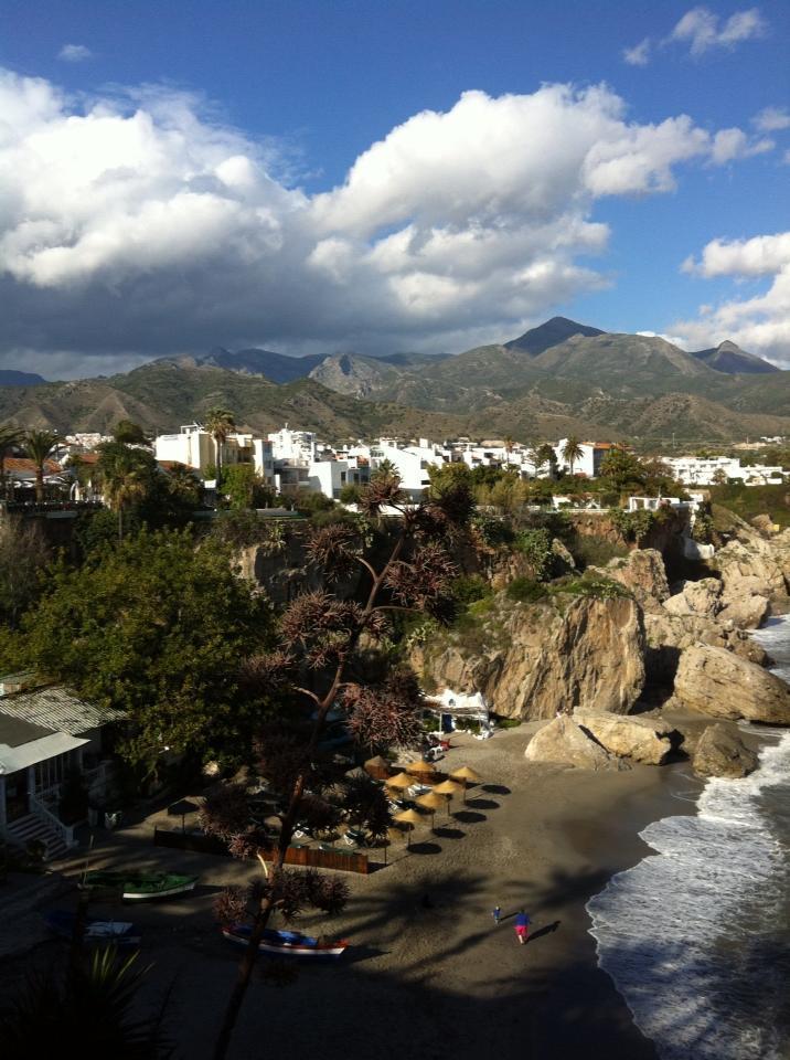 Nerja är en pittoresk, mycket vacker och mycket spansk liten stad på Costa del Sols kust, 45 minuter från Malaga. Vackra små gränder med rolig, annorlunda shopping.