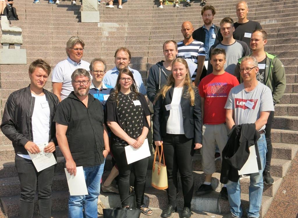 Sida 16 av 30 Från vänster Fredrik Backman (Vallvik), Anders Engqvist (PoL, ljus skjorta), Fredrik Hugosson (Mönsterås, svart skjorta), Peter Westman (Skutskär, randig tröja), Krister Higberg