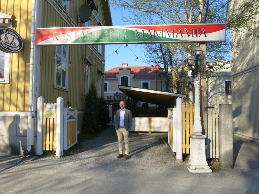 Sida 24 av 30 4 Middag På restaurang Mamma Mia serverades en vällagad trerätters middag.