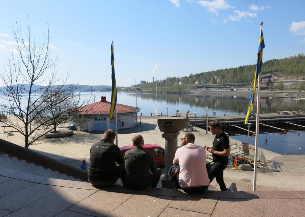 Kaffe och smörgås serverades i ljusgården på Arken Sämre tjänsteresor kan man råka