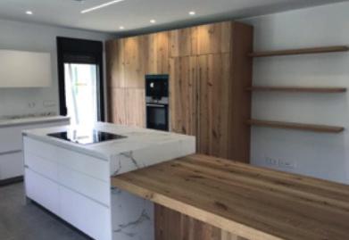 KITCHEN Stratified wood with thermoplastic resin furniture combined with old oak wood furniture. DEKTON AURA countertop.