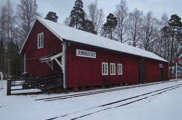 14 BYGGNADSVÅRDSRAPPORT 2017:09 Pappersmassamagasinet som byggdes samtidigt som järnvägen 1910 är en av få bevarade delar av lastplatsen utanför bruksområdet.