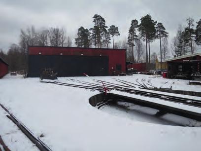 Väster om stationen ligger museijärnvägens rangerbangård, med flera parallella uppställningsspår.