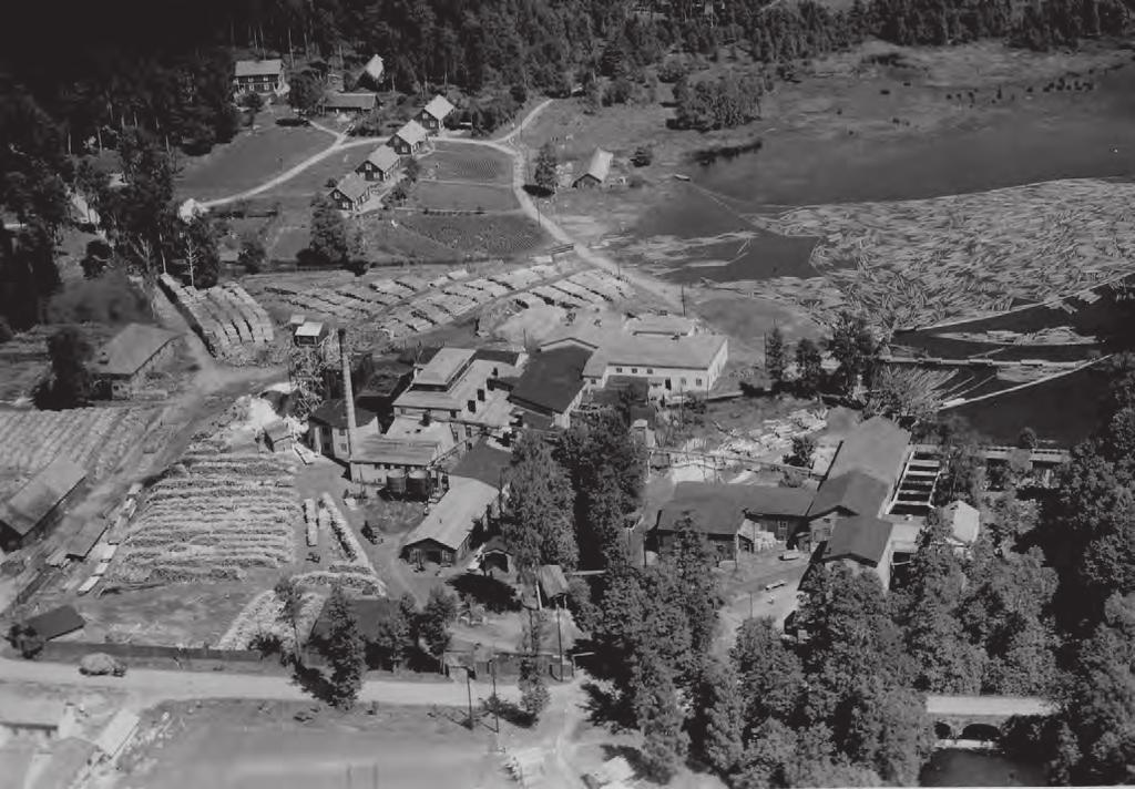 6 BYGGNADSVÅRDSRAPPORT 2017:09 Området kring Ohs sulfitfabrik år 1947 med sågverk och hyvleri till höger. Notera spårens sträckning inom fabriksområdet.
