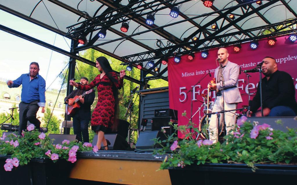 Romenge 5 Fok Festival 2017! Årets upplaga av 5 Folk Festival blev en ny publiksuccé. Det dansades som aldrig förr framför scenen under danslektionerna och många sökte sig till minoritetstältet.