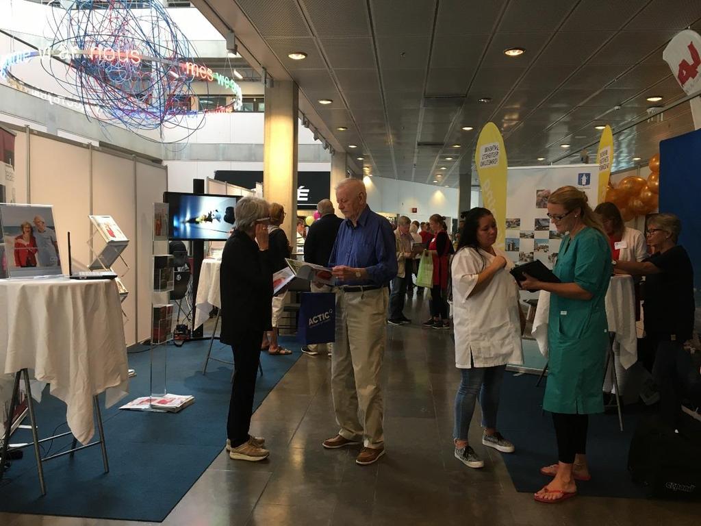 Biståndshandläggare och larmansvarig bemannade montern medan