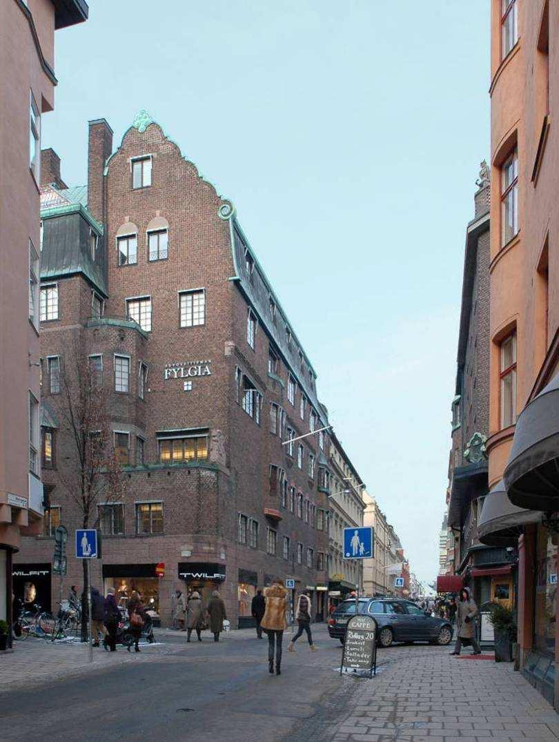 SID 6 (21) Riddaren f.d. 17, i hörnet Nybrogatan-Riddargatan, vy från söder Riddaren f.d. 17 uppfördes 1910, i hörnet Riddargatan Nybrogatan, efter ritningar av arkitekt Cyrillus Johansson.