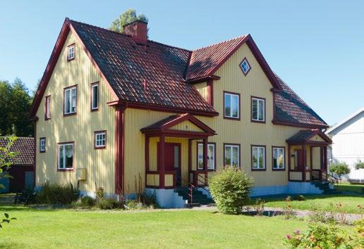 4. Apotekshusen Dessa två arbetarbostäder kallas i folkmun för Apotekshusen, eftersom de byggdes med återanvända plank och brädor från apoteket i Nybro när det revs, kring sekelskiftet 1900.