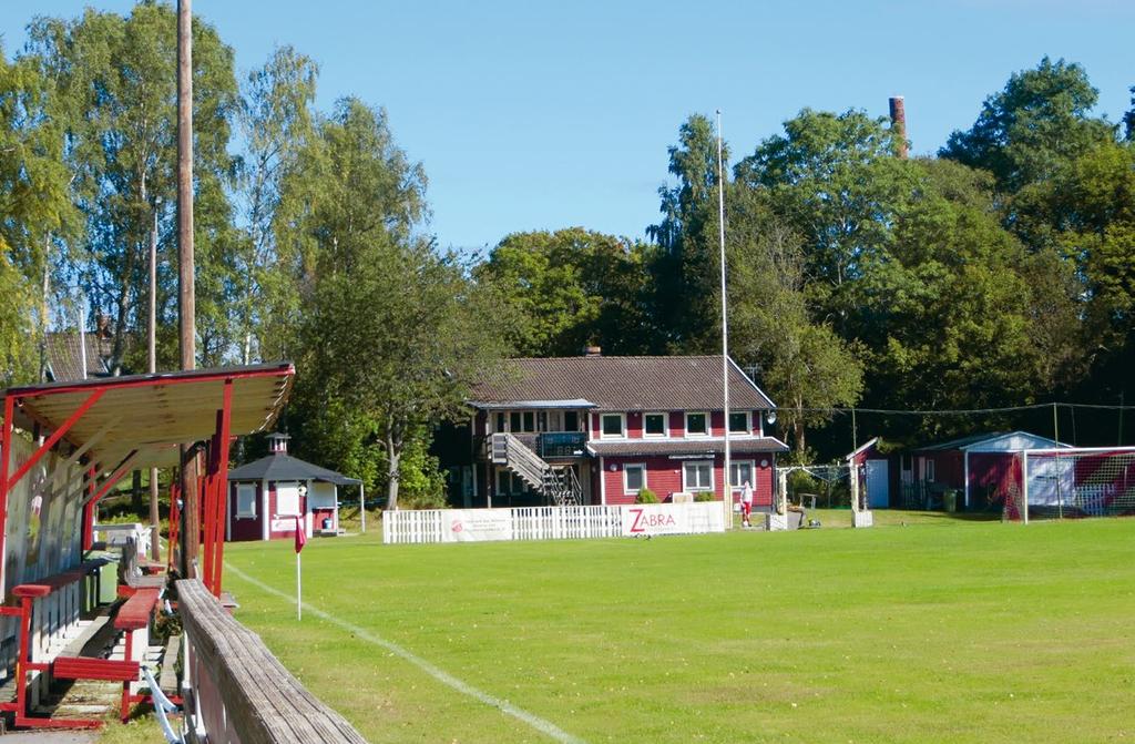 9. Fotboll en del av bruksorten Fotboll har länge varit en viktig del av livet i en glasbruksort. Andra idrotter utövades också, men fotbollen dominerande.