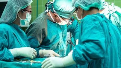 Kirurgisk behandling Kirurgisk behandling Osteotomi Omvinkling av