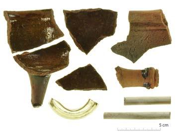 Fig 14. Urval av fynd tillhörande fas 1 från lager 61, schakt. 5 cm ytterligare utfyllningslager djupare ned under schaktet. I lager 61 påträffades fynd från andra halvan av 1600-talet (fig 14).