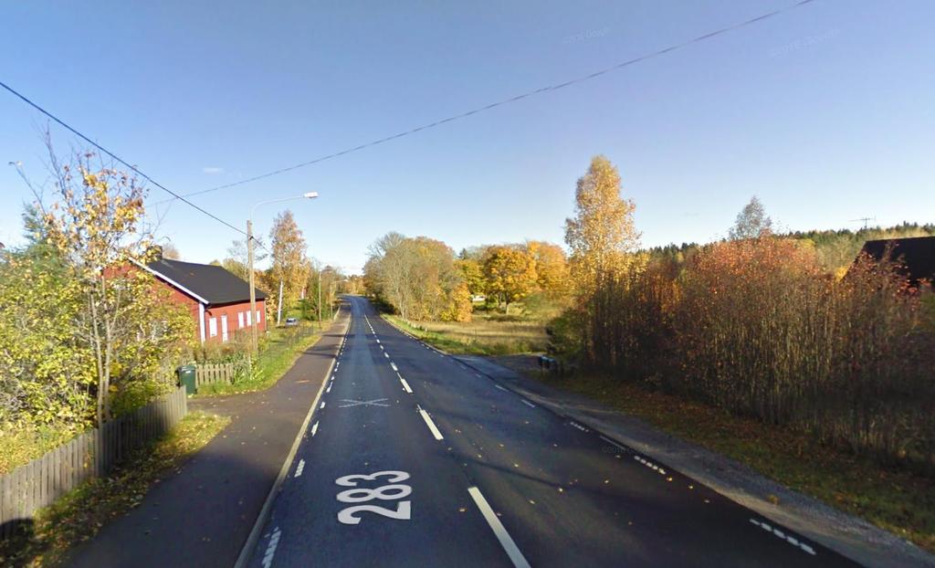 8 (11) Väg 283, väster om planområdet. Till höger i bild anas taket av huset på Söderby- Norrby 3:22. Bild: Google maps. Trafik Väg 283 är en sekundär led för farligt gods.