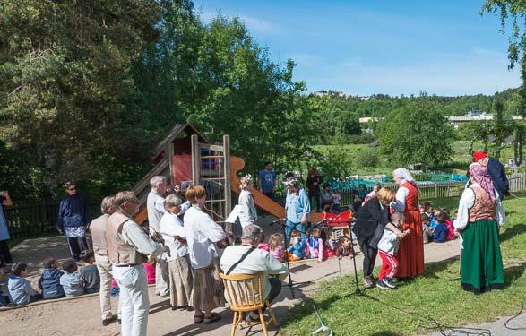 Sid 4 Midsommarfirande 2017 Lekledning på förskolan SOLSTRÅLEN Efter att ha vaknat mitt i natten av ett strilande regn bad jag en stilla bön till vädergudarna, att vi inte skulle behöva ställa in