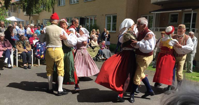 Sid 6 Brommagården den 22 kl 12.00 Ingrids hambo Treparspolska Foto Birgitta H Åsså sken solen över vår lilla värld igen, liksom den gjort varje onsdag i midsommarveckan, de senaste femton åren.