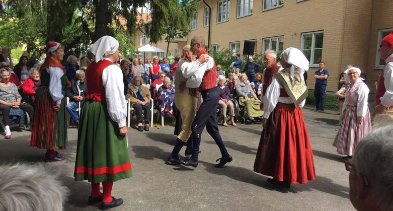 I bakgrunden väntade dem sedan vackert dukade bord med en midsommarlunch, som jag vet smaksattes med nyplockade örter från trädgården.