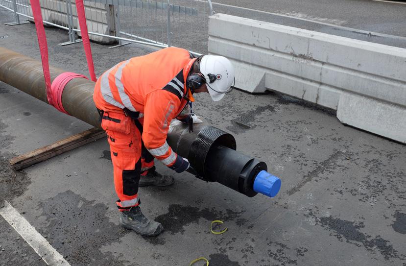 Installationsanvisningar Pålarna installeras genom att den första pålen, ordent ligt fastsatt i en lyftanordning, lyfts med borrkronan nedåt och pålen borras, på anvisad punkt och med lämplig maskin,