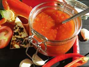 Skölj grönsakerna, skär och hacka tomaterna och paprikan i små kuber. Hacka chilin i små små bitar. Pressa vitlöken.