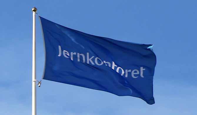 När Jernkontorets nya grafiska profil lanserades hissades givetvis den nya flaggan med den nya logotypen. Foto: Kajsa Ericsson. i möten med politiker och myndigheter har visionen funnits med.
