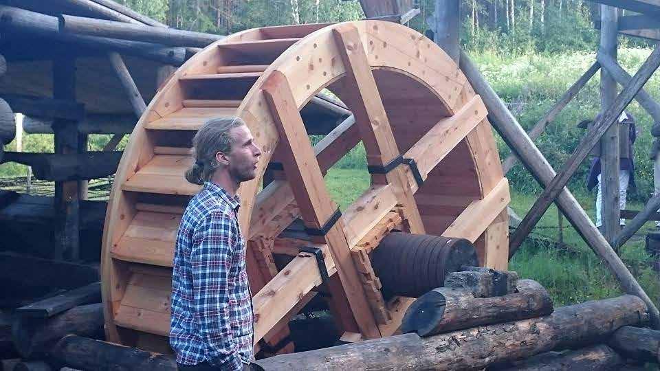 I juli fick Nya Lapphyttan ett nytt vattenhjul. Elias Berg (bilden) som konstruerat vattenhjulet berättade om tillverkningen i samband med invigningen. Foto: Föreningen Järnet på Lapphyttan.