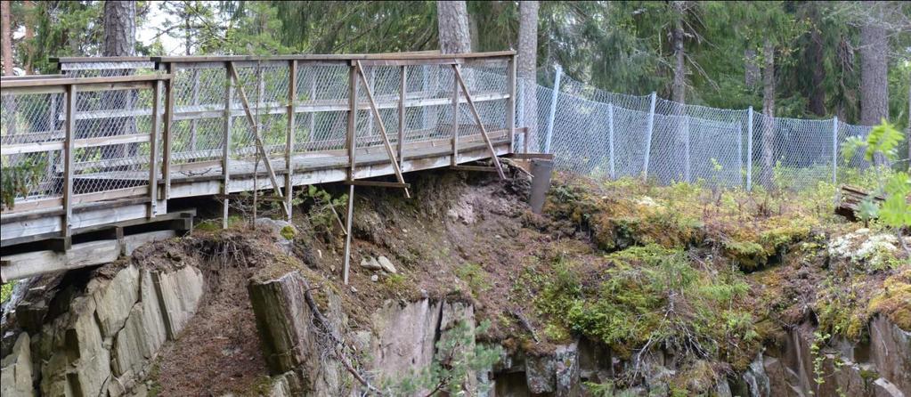 Västra sektionen är byggd av regelvirke som ursprungligen vilat på lösa jordlager samt är i väster fixerat i två ursprungligen vertikala