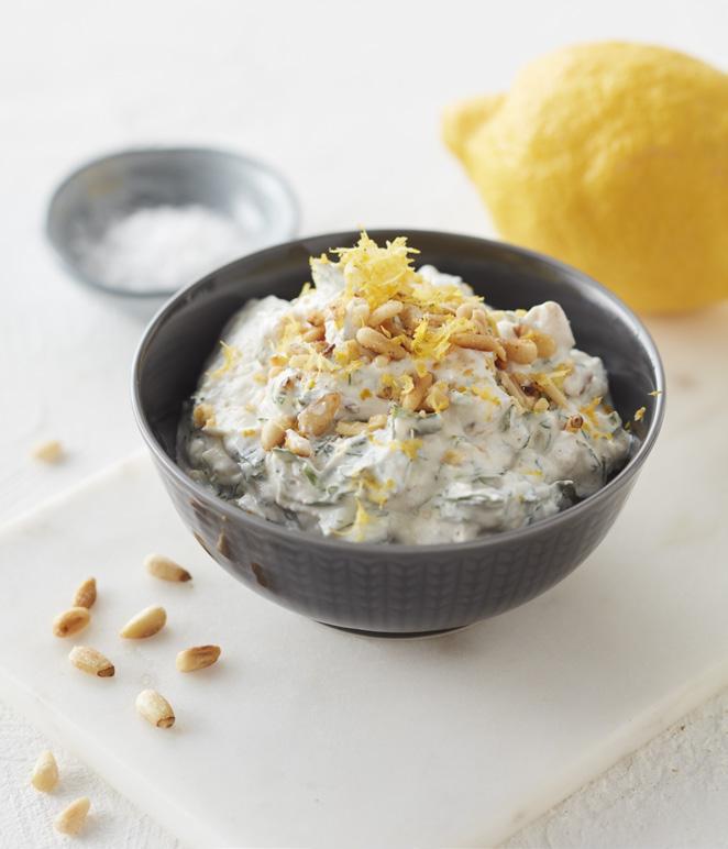 Grekisk Yoghurt har något syrligare karaktär än sin turkiska motsvarighet, ett högre