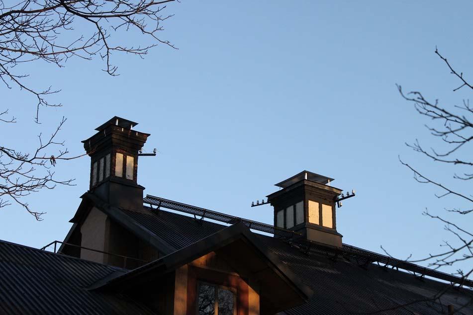 Takbrygga och takstege Mellan skorstenarna har tillkommit en takbrygga och en takstege, båda i svart aluminium. Delarna är av fabrikat CW Lundberg.