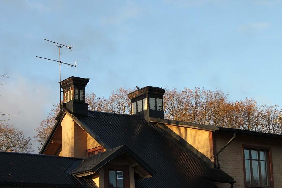 Figur 4. Jädraås stationshus före påbörjade arbeten. De två skorstenarna längst mot söder. På den högra utfördes under projektets gång en del murningsarbeten.