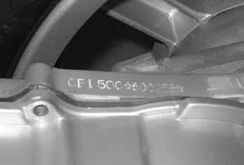 1.3 VIKTIGA IDENTIFIERINGSNUM- MER PÅ DITT FORDON Fordonet har följande identifieringsnummer Ramnummer (VIN = Vehicle Identification Number)