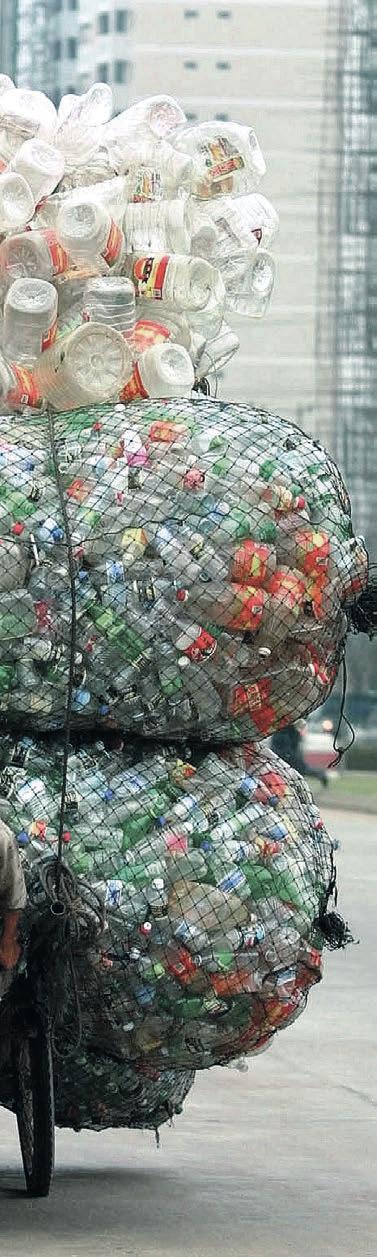 MINSKAR SLÖSERIET, RESPEKTERAR NATUREN Vatten behöver inte kosta jorden något. Det krävs otroliga 7 liter vatten för att tillverka en enda liter mineralvatten på flaska.