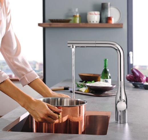 ESSENCE FOOTCONTROL Inför ren minimalism i ditt kök medan du njuter av enkel funktionalitet med handsfree-funktionen hos Essence FootControl-blandaren.