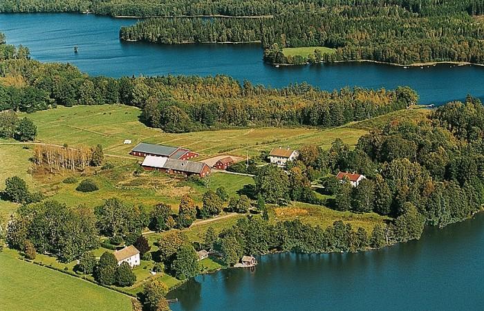 En komplett och välfungerande hästanläggning med ridhus, ridbana, 22 boxar