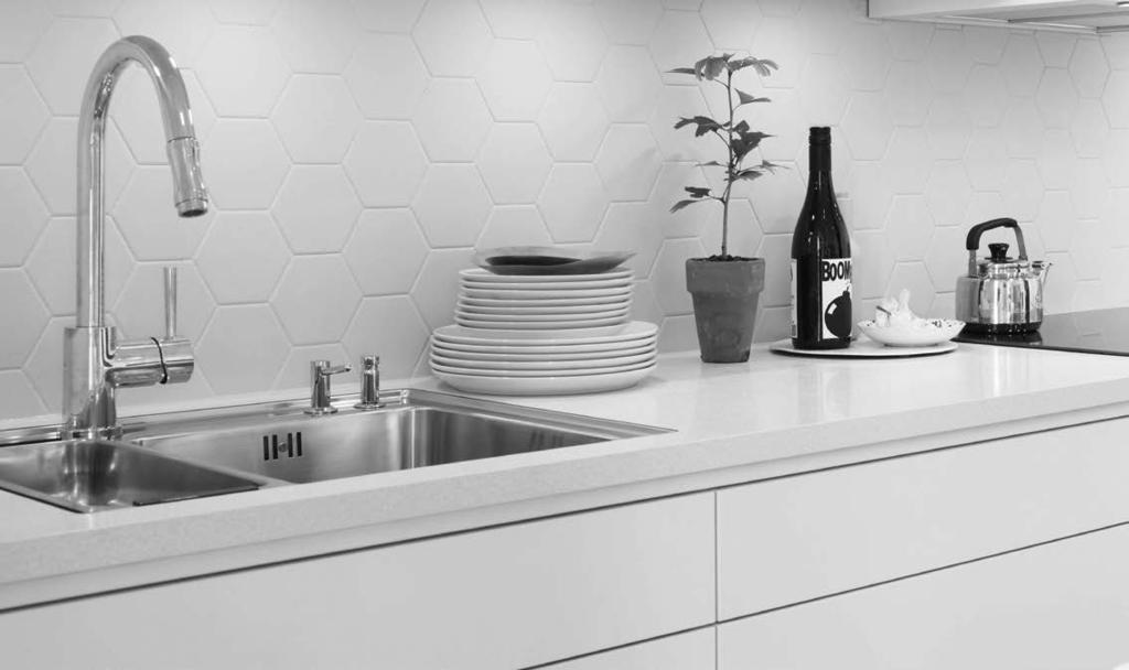 SIDA 2 (4) ART NR 392911 DATUM 2017-01-17 SKÖTSELRÅD Laminatbänkskivor MATERIALET Stommen i bänkskivan består av högvärdig snickeri-spånskiva.