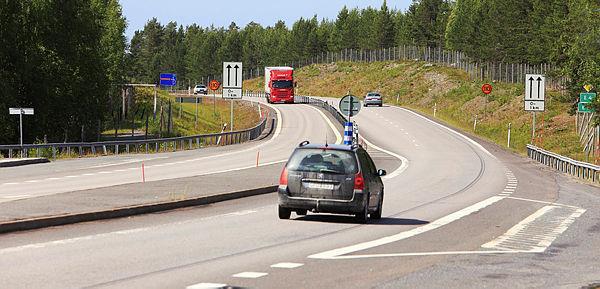 Vägen är mötesfri med mitträcke och normalt 2+1 körfält, delsträckor med 1+1 och 2+2 körfält kan också förekomma.