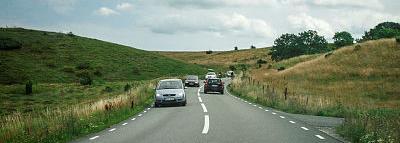 Vägen har normalt korsningar i samma plan och är upplåten för gång- och cykeltrafik samt långsamtgående fordon.