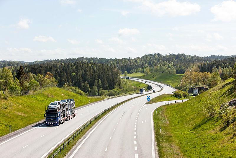 Vid panikrörelser kan dock fordonet få sladd och antingen välta eller ofrivilligt styras tillbaka till körbanan i tvär vinkel.