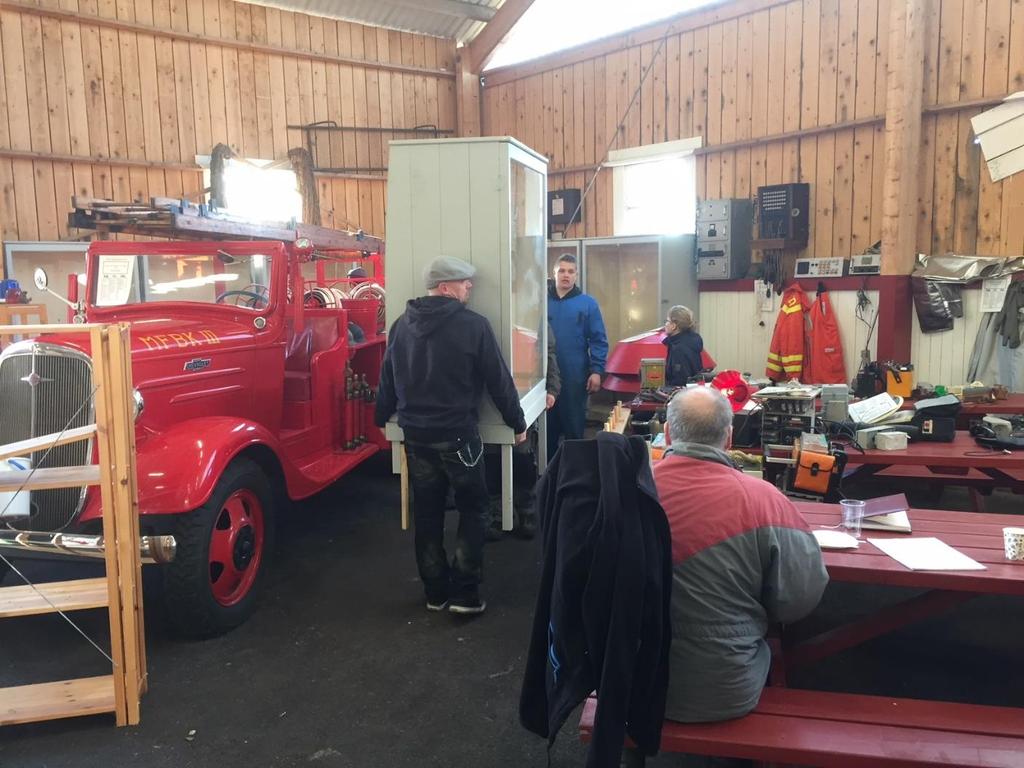 Traditionsenlig städtalka hölls på museet den 3 maj. Många villiga händer vid arbetet med montrarna i brandkårsmuseet. Tack!