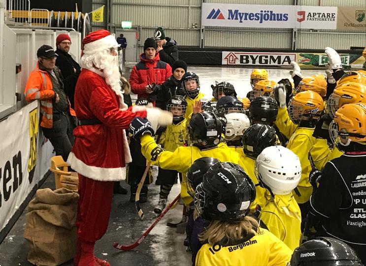 Bandykul Som alltid en uppskattad jultradition. De yngsta bandylirarna i Vetlanda BK fick träffa Jultomten som delade ut julpåsar. Det var 42:a året i rad som Jultomten kom på besök.