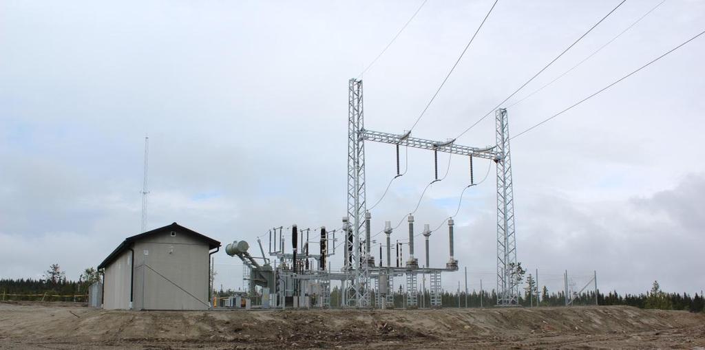 Vid vindkraftsverket höjs spänningen till en medelspänningsnivå 20 45 kv. Därefter överförs vindkraftselen med jordkablar till en elstation som byggs på vindkraftparksområdet.