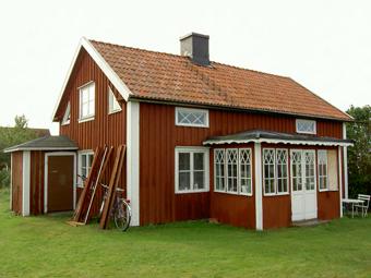 Bebyggelse Bebyggelsen på ladö är koncentrerad till den sydvästra sidan på ön och är en klassisk radby där det finns båthus, sjöbodar, bryggor och vågbrytare.