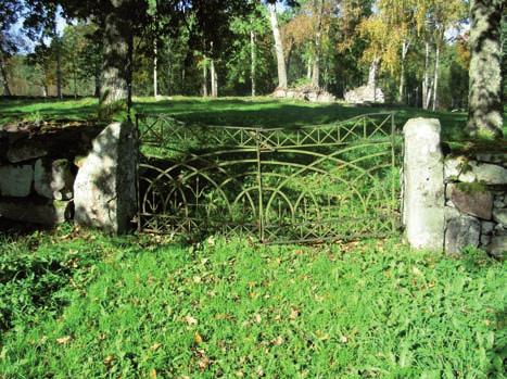 Detta utgörs av en liggande gjutjärnshäll rest över kaptenskan Frances Rudebeck, 1731-1785, vilken är placerad i anslutning till den västra kyrkogårdsmuren.