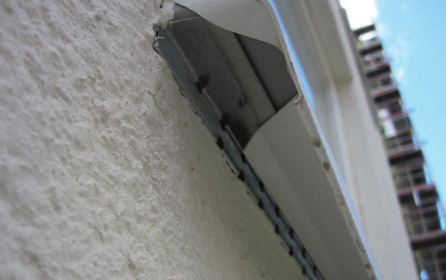 Tätning mellan fönsterbleck och karm enligt figur AMA JT-.521/1 och figur AMA JT-.521/2 i AMA Hus 14 ska utföras av plåtslagaren i samband med montering av fönsterblecken.
