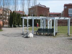 för småbarn och ungdomar, skaterampen för hög för yngre barn. Nya träd planteras, lekredskapen kompletteras, skateboarden ses över tillsammans med skateboard plazaprojektet.