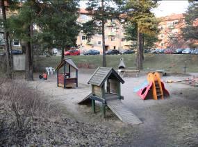 Skarpnäcks stadsdelsförvaltning Lekplatsen vid Malmövägen 16 0,3 kvarterspark/ lek, sitta i solen Slitna lekredskap. Upprustning av lekredskap och ytskikt. Upphandling genomförd.