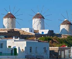 La 1 km puteți vizita orașul Mykonos cosmopolit, cu faimoasele sale morile de vânt și viața de noapte plină de viață. Portul Mykonos se află la 3 km distanță.