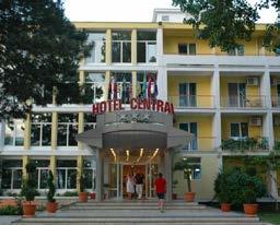 Mamaia Litoral ROMÂNIA 25 Hotel Perla 3 MIC DEJUN ŞI PRÂNZ Hotelul face parte din lanţul hotelier Phoenicia Hotels&Resorts şi este situat la numai 50 m de plajă, în vecinătatea Parcului Acvatic, a