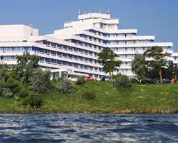 Hotel Opal 3 PENSIUNE COMPLETĂ Este situat în partea nordică a peninsulei Cap Aurora fiind amplasat pe faleza din staţiune, la 50 de metri de plajă.