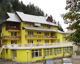 78 ROMÂNIA Munte Cheia Durău Hotel Floris 3 MIC DEJUN ŞI FIŞĂ CONT 50 LEI Situat frumos la poalele Munţilor Ciucaş şi Zăganu, la 860 altitudine, Hotel Floris are o locaţie paşnică scufundată în