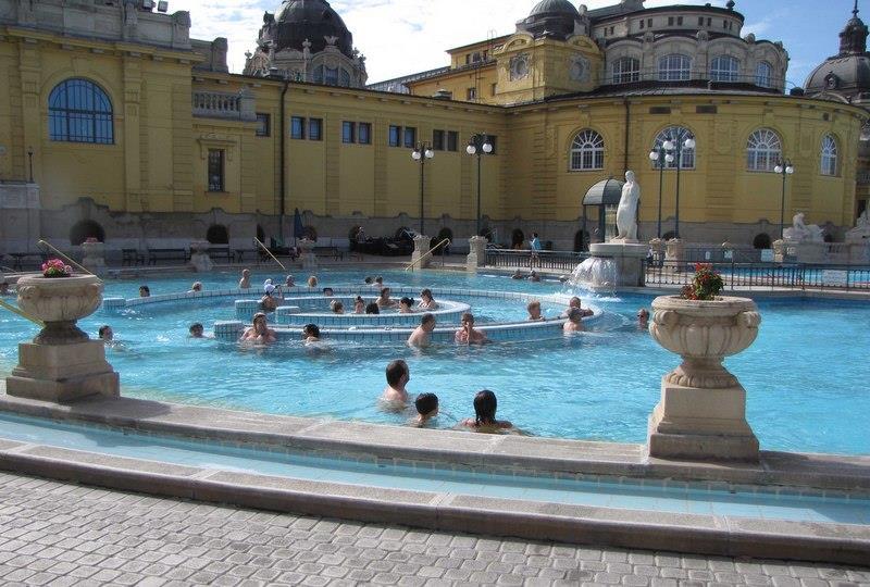 Dag 2 Dagen var planerad som en egen dag med olika program där var och en valde fritt. Många valde att åka till Termalbadet Szechenyibadet, ett av Budapest mest kända och äldsta termalbad, byggt 1915.