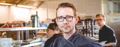 RESTAURANG- OCH LIVSMEDELSPROGRAMMET Ser du en framtid som kock, eller bartender? Då ska du välja Restaurang- och livsmedelsprogrammet en utbildning som förbereder dig för ett spännande yrkesliv.